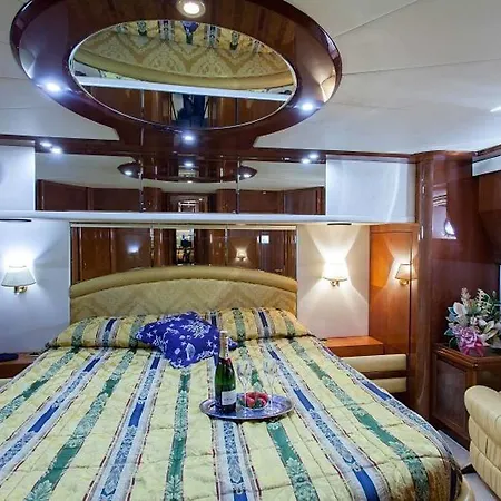 Botel Barca Divina *